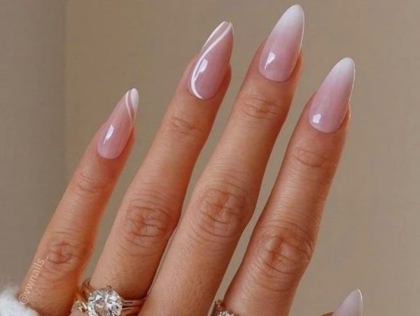 C French manicure:  Η νέα εκδοχή του γαλλικού που δείχνει πιο κομψά τα νύχια σου