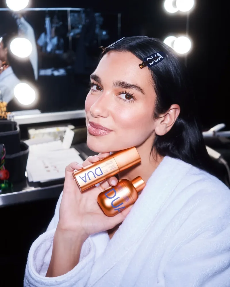 Η Dua Lipa κρατάει προϊόντα περιποίησης προσώπου από το νέο της skincare brand.