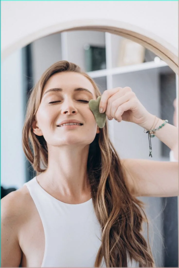 Εργαλείο gua sha για μασάζ προσώπου και φυσικό lifting, ιδανικό για την beauty ρουτίνα περιποίησης δέρματος.