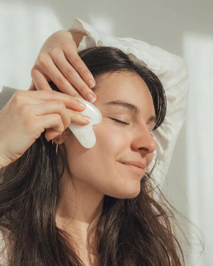 Εργαλείο gua sha για μασάζ προσώπου και φυσικό lifting, ιδανικό για την beauty ρουτίνα περιποίησης.
