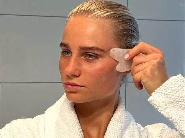 Εργαλείο gua sha για μασάζ προσώπου και φυσικό lifting, εμπνευσμένο από το Pinterest.