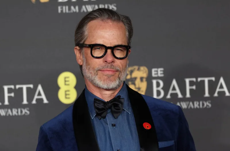 Η Pamela Anderson και ο Guy Pearce σε σκηνή από την ταινία τους, ένα ερωτικό road movie.