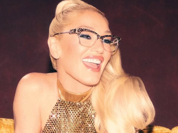 Η Gwen Stefani υποδέχεται τις γιορτές με το νέο της τραγούδι «Shake the Snow Globe»