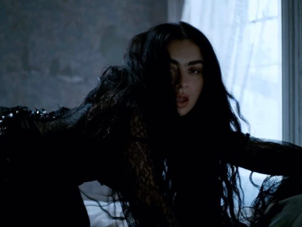Η Charli XCX γράφει το πιο σκοτεινό της τραγούδι για τα Ανεμοδαρμένα Ύψη (Video)