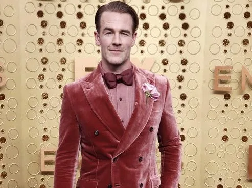 Ο James Van Der Beek, πρωταγωνιστής του Dawson's Creek, ποζάρει με κοστούμι σε εκδήλωση.