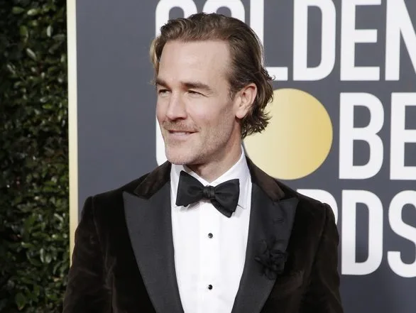 Ο James Van Der Beek, πρωταγωνιστής του Dawson’s Creek, ποζάρει στο κόκκινο χαλί των Χρυσών Σφαιρών με επίσημο ντύσιμο.