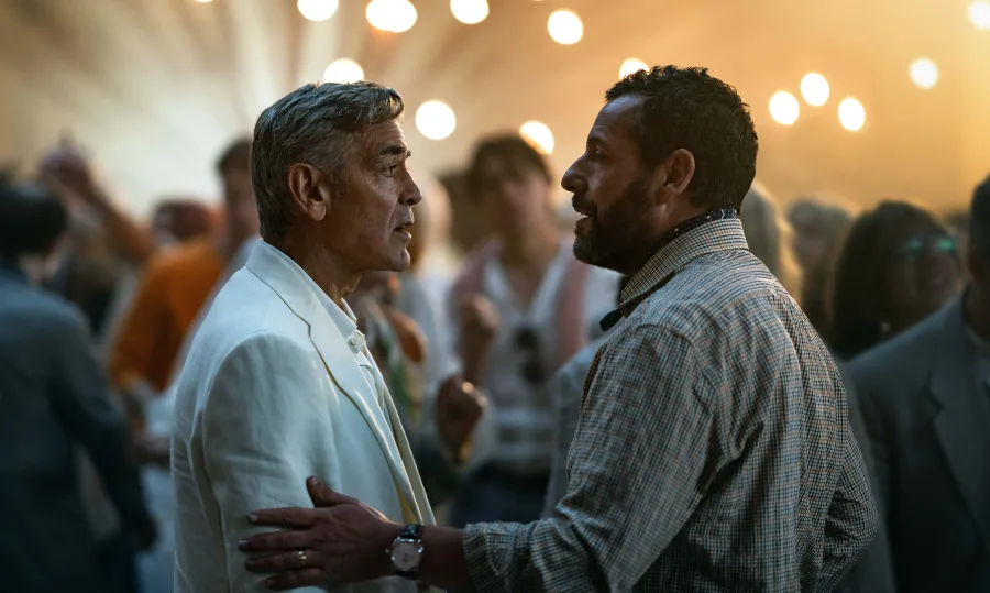 Ο George Clooney και ο Adam Sandler σε σκηνή από ταινία.