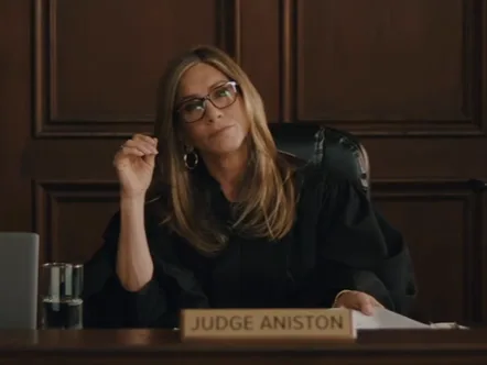 Η Jennifer Aniston ως δικαστής σε σκηνή από βίντεο.