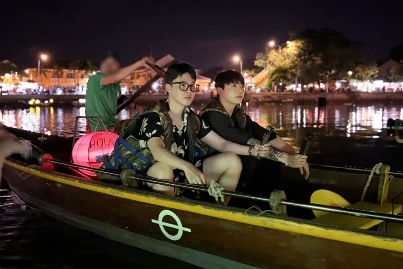Οι Jimin και Jung Kook των BTS σε βάρκα κατά τη διάρκεια νυχτερινής βόλτας στο ποτάμι.