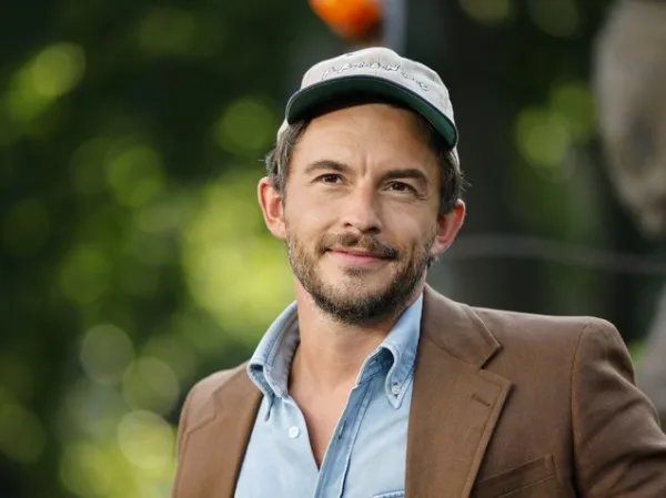 Ο Jonathan Bailey και ο Jeff Goldblum σε κοινή εμφάνιση με αφορμή τη συνέντευξή τους.