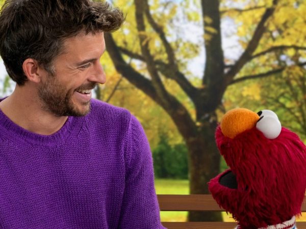 Jonathan Bailey και Elmo συναντιούνται και μας υπενθυμίζουν την ανάγκη για αυτοφροντίδα – Το viral video