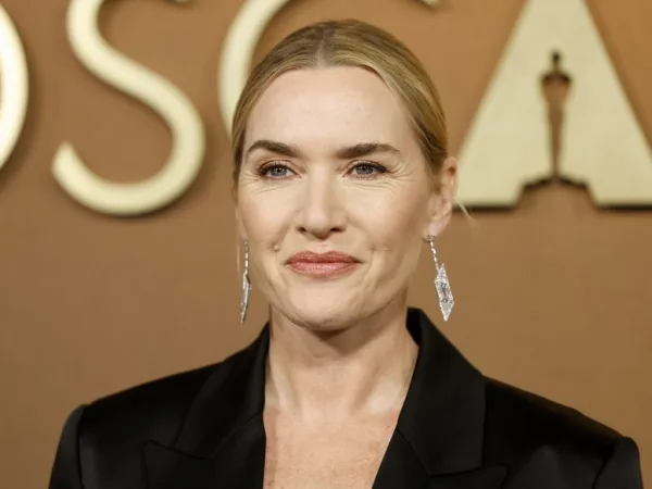 Η ηθοποιός Kate Winslet σε επίσημη εμφάνιση, αναφερόμενη στη συνάντησή της με τον Βασιλιά Κάρολο.