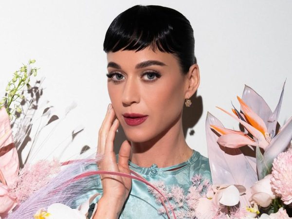 Ξεκαρδιστικό video με την Katy Perry να δαγκώνει χάρτινη τούρτα γίνεται viral