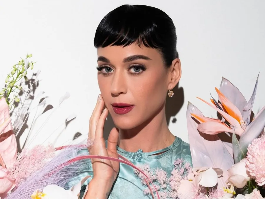 Η Katy Perry σε μια αστεία στιγμή από τα παρασκήνια της περιοδείας της στην Ασία.