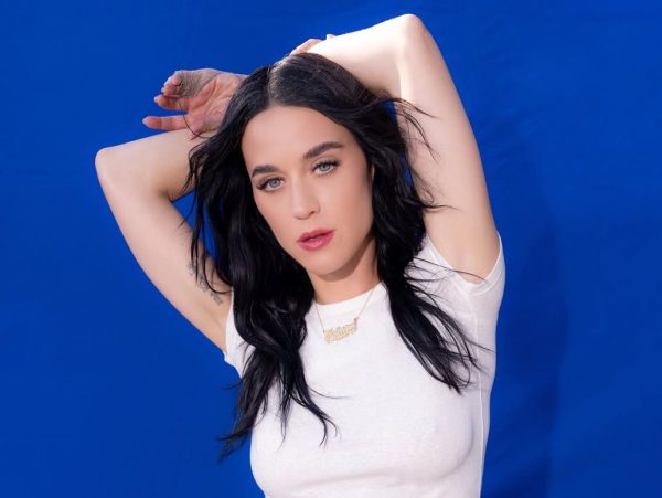 Η Katy Perry ρίχνει την πιστωτική στη Fontana di Trevi και γίνεται viral