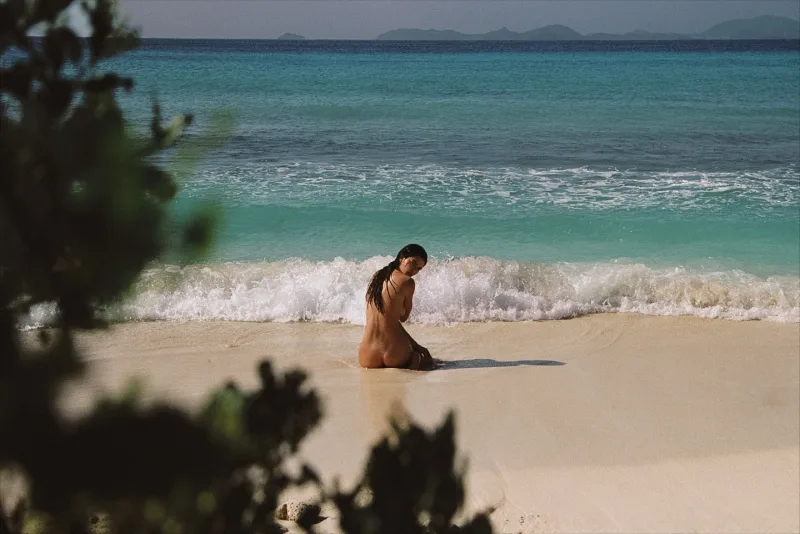 Η Kendall Jenner σε καλλιτεχνική γυμνή φωτογραφία στην αμμουδιά μιας τροπικής παραλίας.
