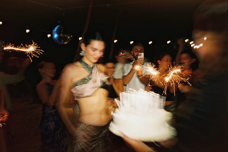 Η Kendall Jenner σε πάρτι γενεθλίων με τούρτα και βεγγαλικά.