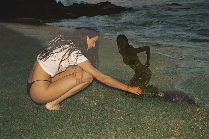 Η Kendall Jenner σε παραλία με μια χελώνα.