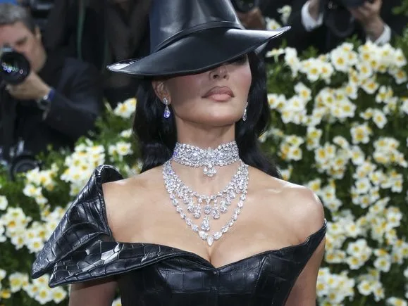 Η Kim Kardashian κρατά σπάνια τσάντα Birkin από δέρμα ελέφαντα, προκαλώντας αντιδράσεις.