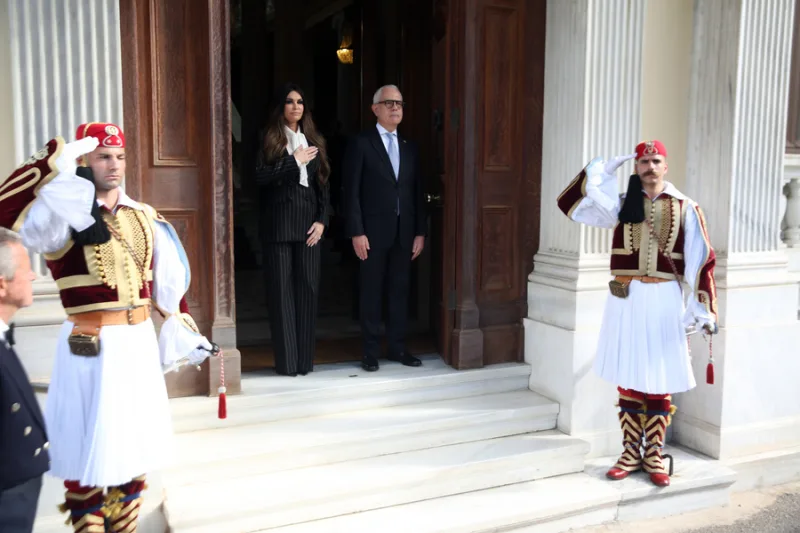 Η Κίμπερλι Γκιλφόιλ με εντυπωσιακό κοστούμι στο Προεδρικό Μέγαρο κατά την πρώτη της επίσημη εμφάνιση.