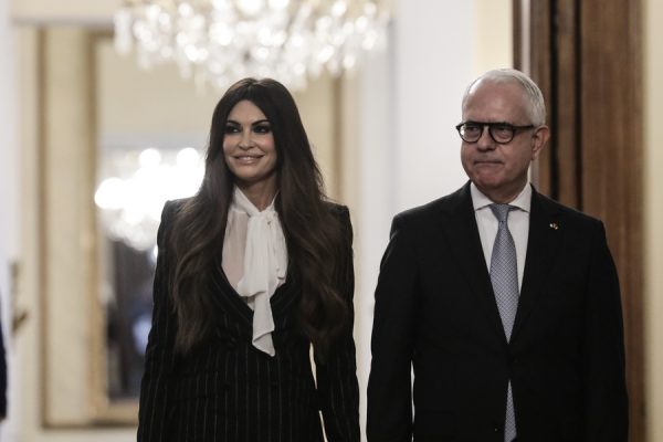 Η Κίμπερλι Γκιλφόιλ με εντυπωσιακό κοστούμι κατά την επίσημη εμφάνισή της στο Προεδρικό Μέγαρο.