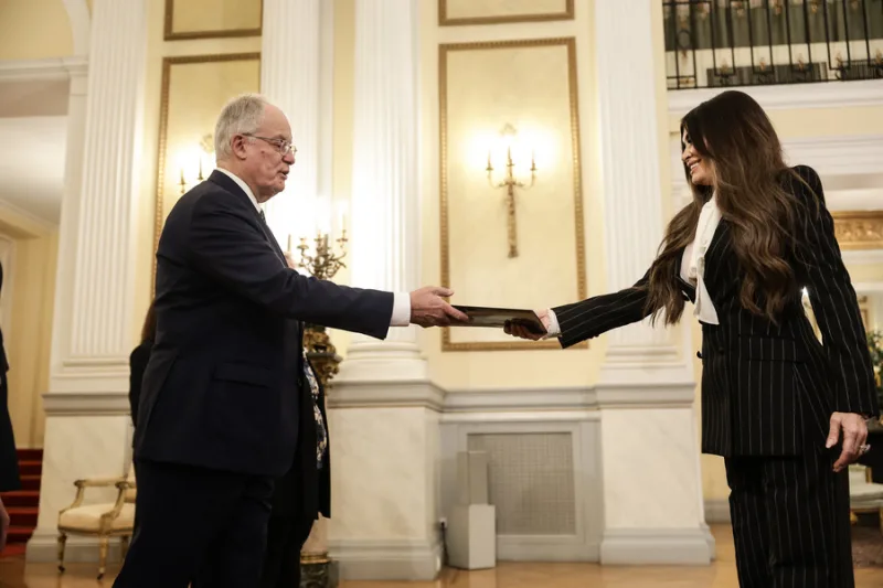 Η Κίμπερλι Γκιλφόιλ με εντυπωσιακό κοστούμι κατά την επίσημη εμφάνισή της στο Προεδρικό Μέγαρο.