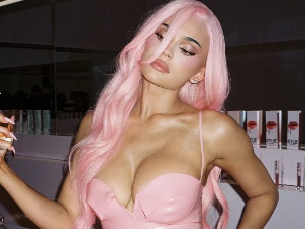 Kylie Jenner: Ποζάρει topless για την ανακοίνωση του πιο προσωπικού της project