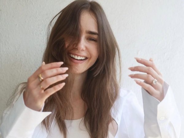 Στην Αθήνα για γυρίσματα η Lily Collins – Μετέτρεψε τα Πετράλωνα σε κινηματογραφικό σκηνικό!