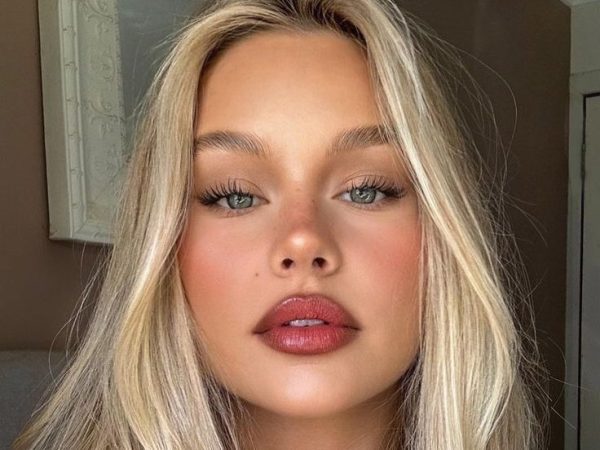 Lip flip: To trick που λατρεύει το TikTok για γεμάτα χείλη χωρίς ενέσεις