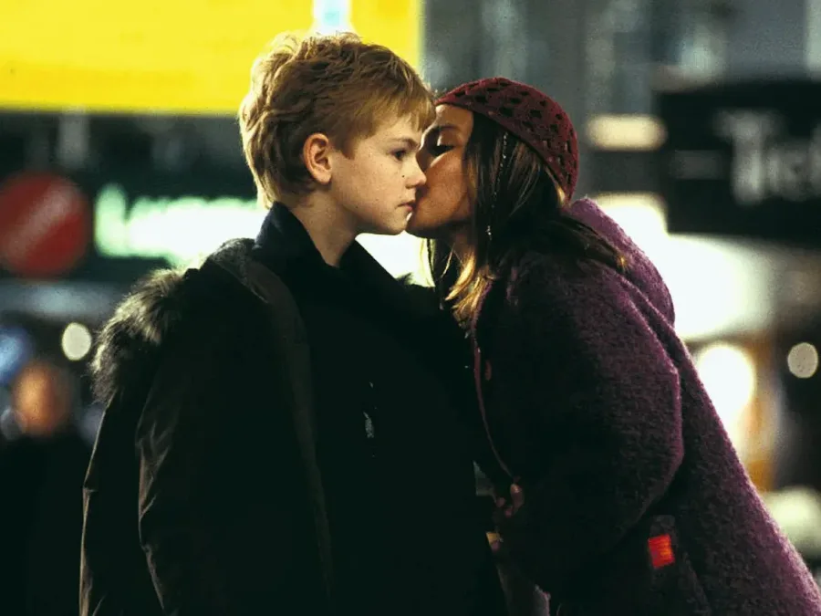 Η Martine McCutcheon και ο Thomas Brodie-Sangster από την ταινία Love Actually σε στιγμιότυπο από το IMDb.