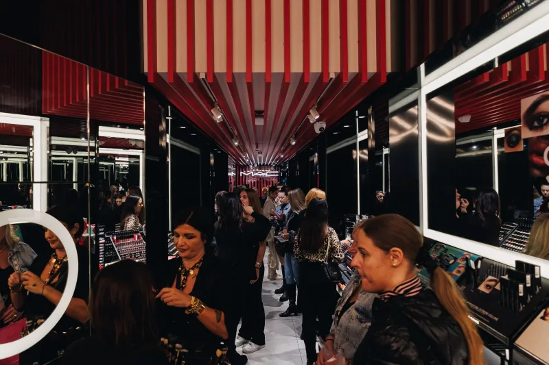 Κόσμος σε κατάστημα MAC Cosmetics για το MadWalk.