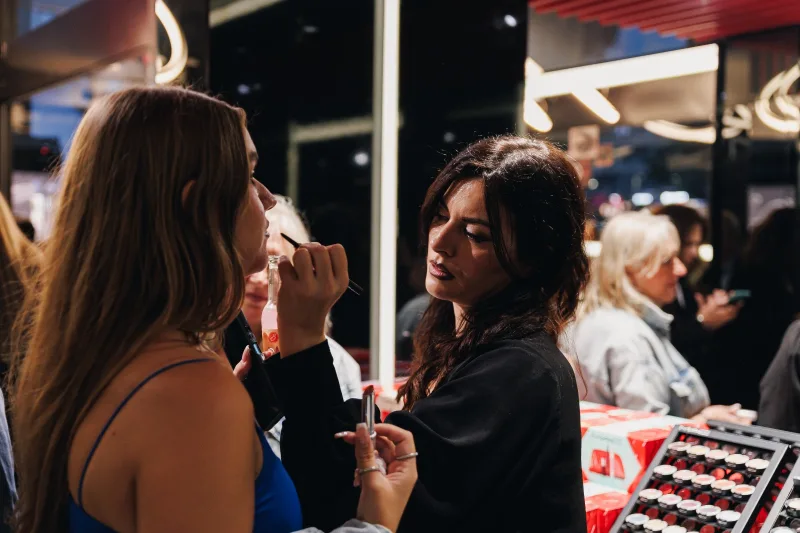 Makeup artist εφαρμόζει κραγιόν σε πελάτισσα σε κατάστημα MAC Cosmetics.
