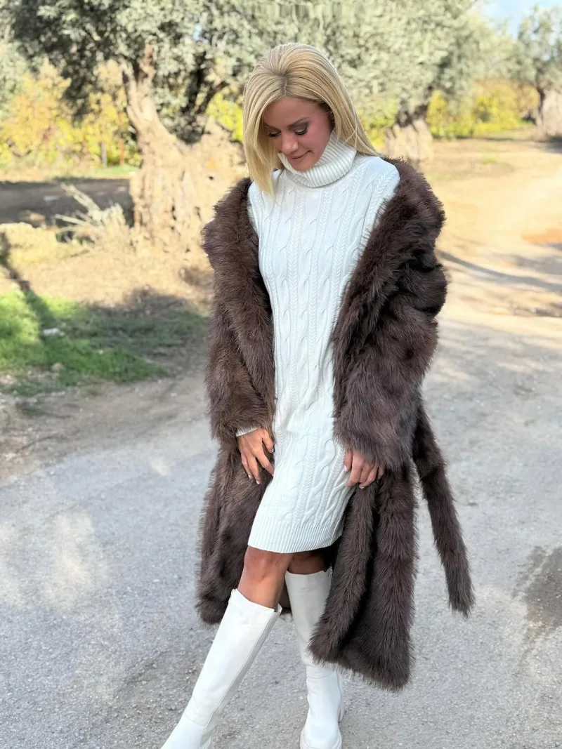 Η Ζέτα Μακρυπούλια με κομψό χειμερινό look και λευκές μπότες, όπως εμφανίζεται στο επίσημο Instagram της.