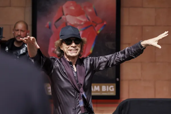 Ο Mick Jagger σε επίσκεψη στο παλιό του σχολείο Dartford Grammar και στο The Mick Jagger Centre.