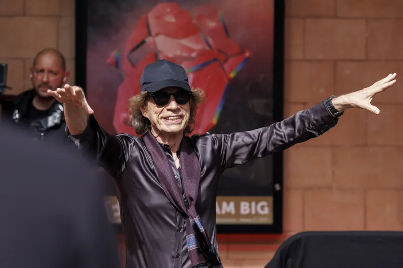 Ο Mick Jagger σε επίσκεψη στο παλιό του σχολείο Dartford Grammar και στο The Mick Jagger Centre.