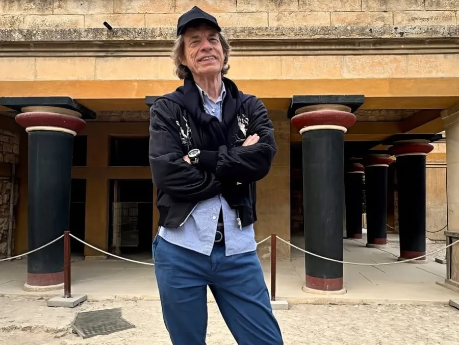 Ο Mick Jagger σε αρχαιολογικό χώρο στην Κρήτη.