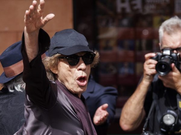 Ο Mick Jagger έκανε απρόσμενη επίσκεψη στο παλιό του σχολείο και έγινε viral