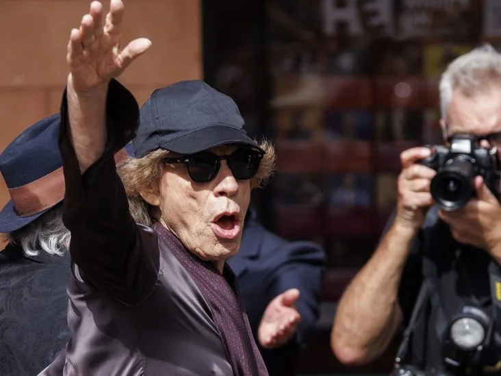 Ο Mick Jagger σε επίσκεψη στο παλιό του σχολείο Dartford Grammar και στο The Mick Jagger Centre.