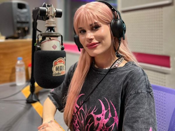 H Mikay το Mad Radio 106,2: «Το τραγούδι που έχω καταθέσει για τη Eurovision είναι βαθιά προσωπικό»