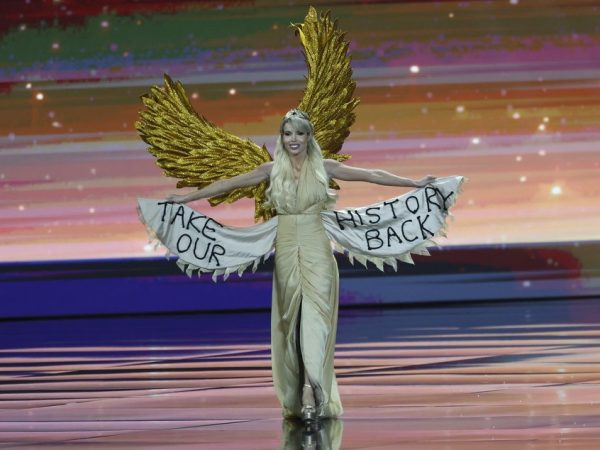 «Take Our History Back»: Η Ελλάδα στέλνει ισχυρό μήνυμα μέσω της εντυπωσιακής ενδυμασίας της στο Miss Universe