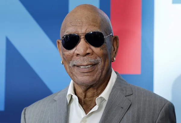 Ο ηθοποιός Morgan Freeman σε επίσημη εμφάνιση, βραβευμένος με Όσκαρ.