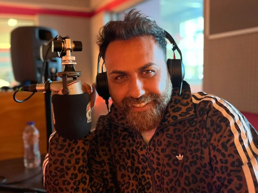 Ο Νικόλας Φραγκιουδάκης στο στούντιο του Mad Radio 106.2.
