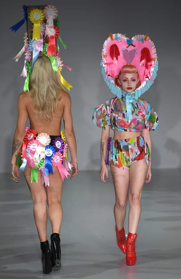 Η εμβληματική σχεδιάστρια μόδας Pam Hogg σε φωτογραφία από το ΑΠΕ-ΜΠΕ.