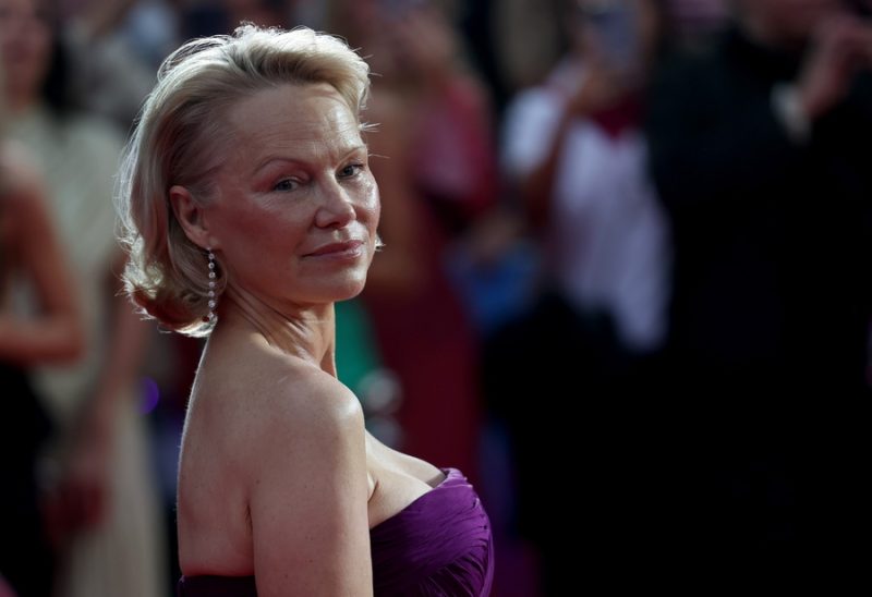 Η Pamela Anderson και ο Guy Pearce σε ερωτικό road movie γεμάτο έγκλημα και πάθος