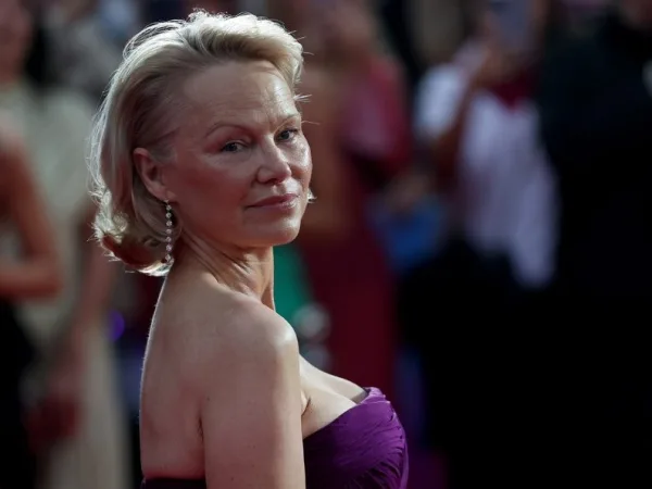 Η Pamela Anderson και ο Guy Pearce σε σκηνή από την ταινία τους, ένα ερωτικό road movie.