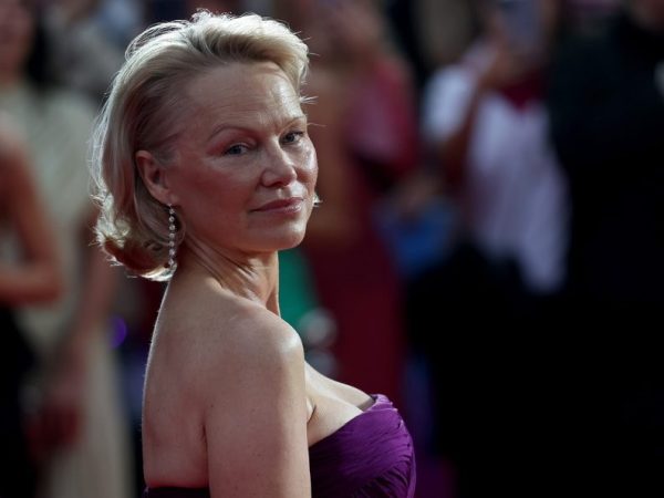 Η Pamela Anderson και ο Guy Pearce σε ερωτικό road movie γεμάτο έγκλημα και πάθος