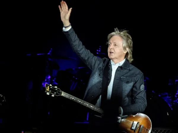Ο Paul McCartney σε φωτογραφία από το ΑΠΕ-ΜΠΕ για την κυκλοφορία τραγουδιού κατά της τεχνητής νοημοσύνης.