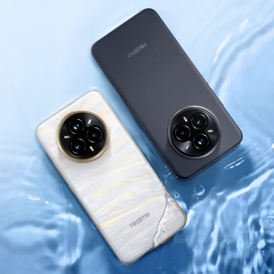 Δύο smartphones realme 14 Pro+ 5G σε λευκό και μαύρο χρώμα πάνω σε επιφάνεια νερού.
