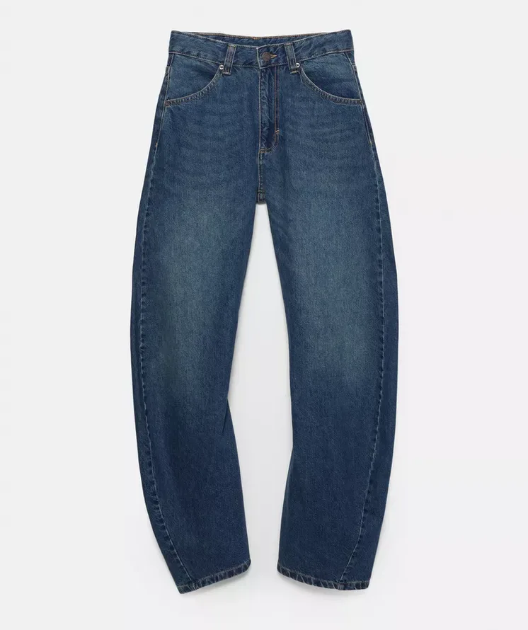 Μπλε barrel jeans σε λευκό φόντο.