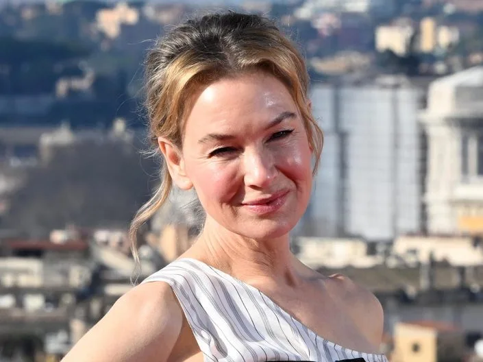 Το άγαλμα της Bridget Jones στο Λονδίνο για την 25η επέτειο της ταινίας.